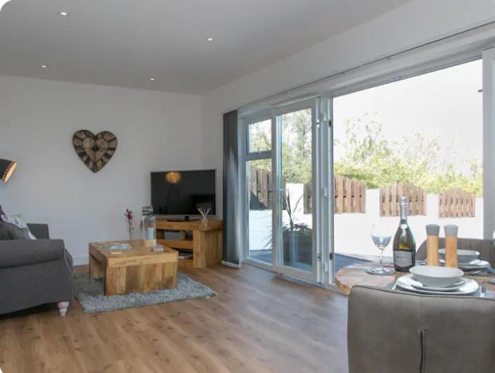 Adorable 1 Bedroom Country Cottage Bodewryd Bagian luar foto