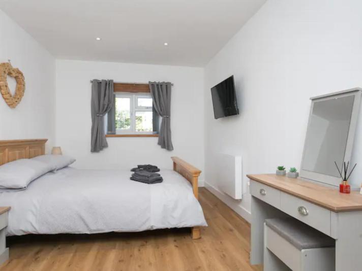 Adorable 1 Bedroom Country Cottage Bodewryd Bagian luar foto