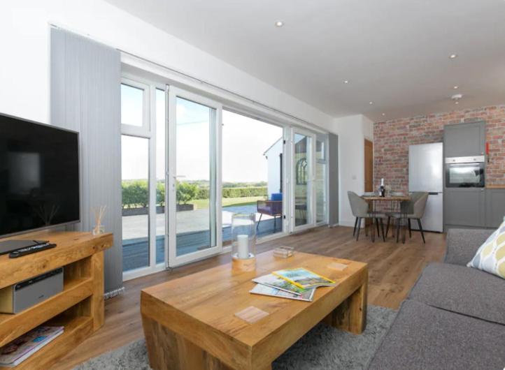 Adorable 1 Bedroom Country Cottage Bodewryd Ruang foto
