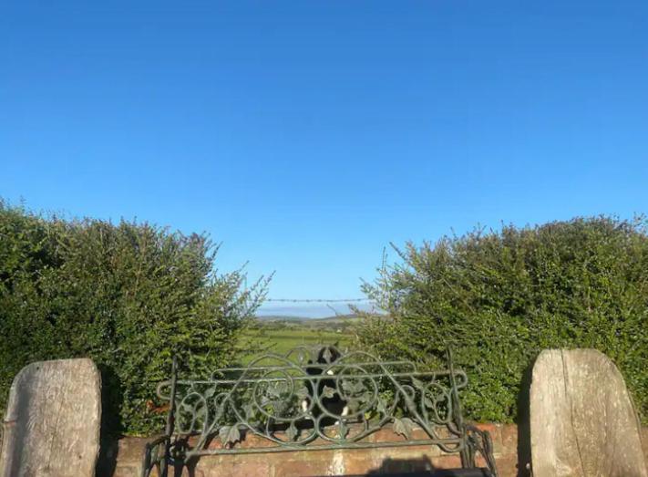 Adorable 1 Bedroom Country Cottage Bodewryd Bagian luar foto