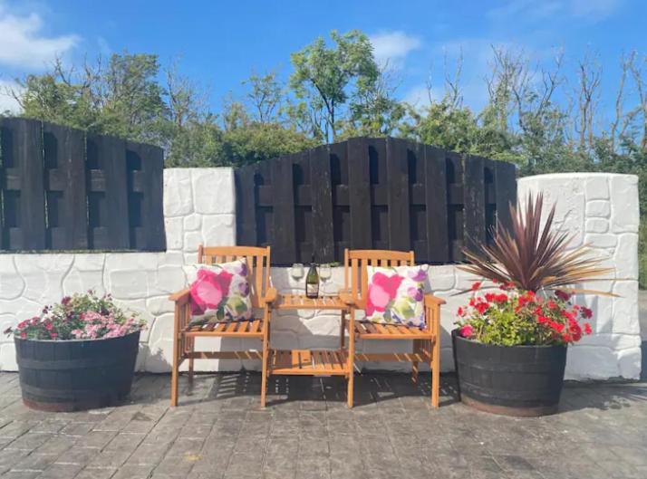 Adorable 1 Bedroom Country Cottage Bodewryd Bagian luar foto